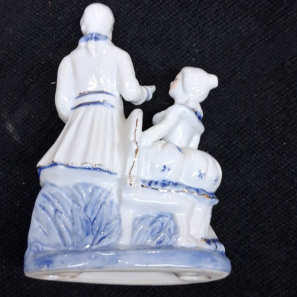 Bridgerton style colonial figurine 18th century attire with blue & gold accents- - Picture 4 of 7